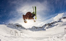 【米兰体育官网】西甲联赛爆出冷门！皇马主场0-2完败塞尔塔，双星染红致积分差距扩大至4分