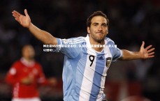 米兰体育官网-姆比亚MVP殊荣实至名归，队友叹服其强悍体魄，常人难以撼动！